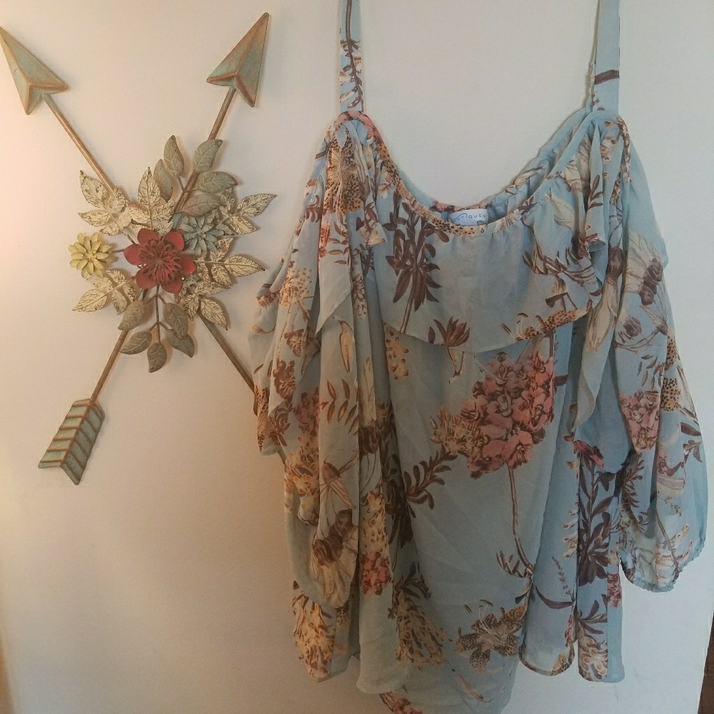 Boutique cold shoulder floral top size 3x